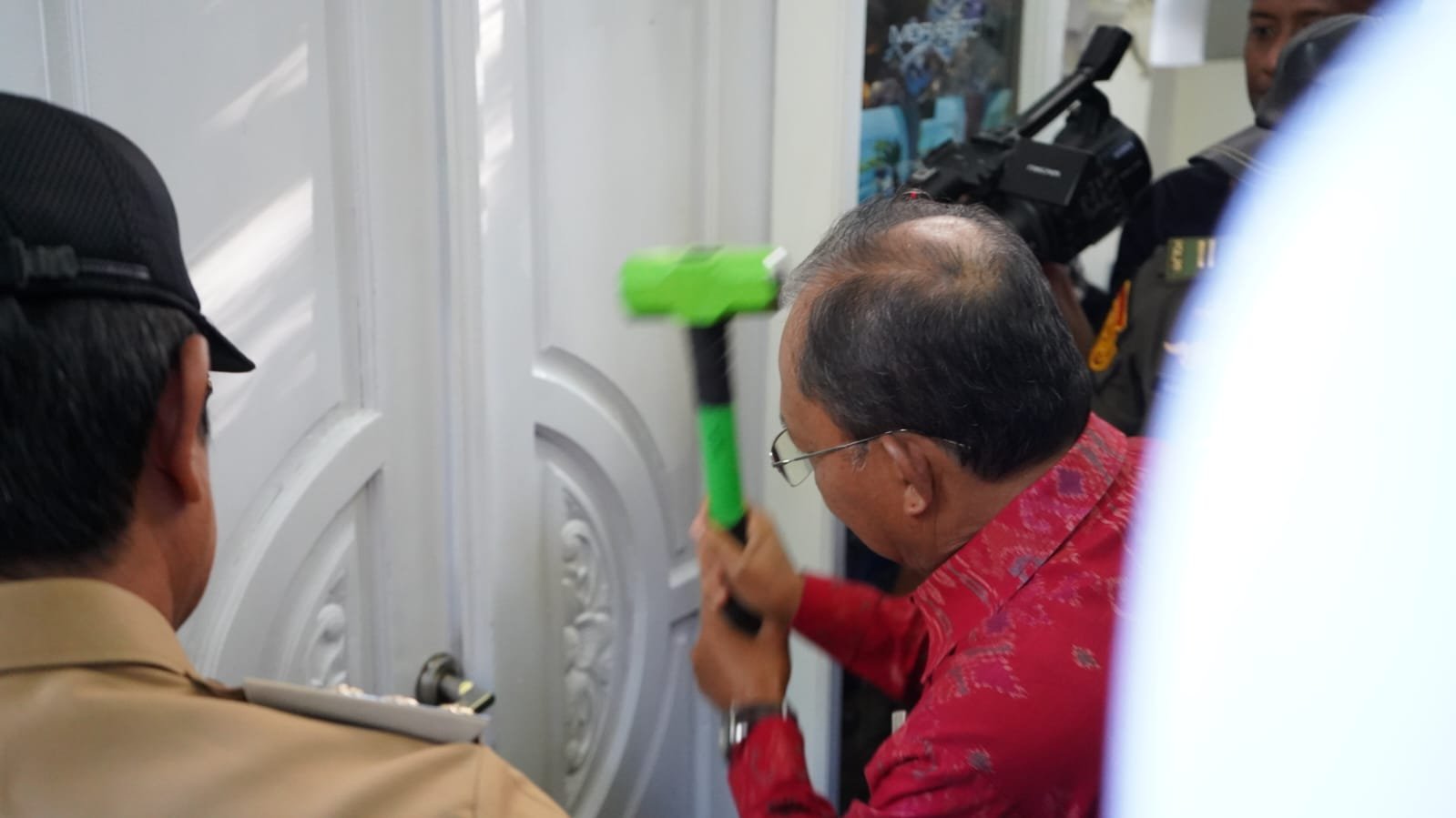 podiumnews.com-Tegas, Gubernur Koster Ikut Bongkar 48 Bangunan di Pantai Bingin