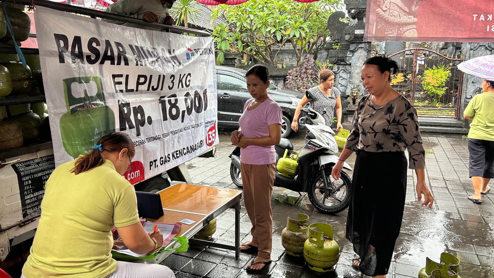 Warga Banjar Bun Terbantu Bazar Pangan Pemkot Denpasar
