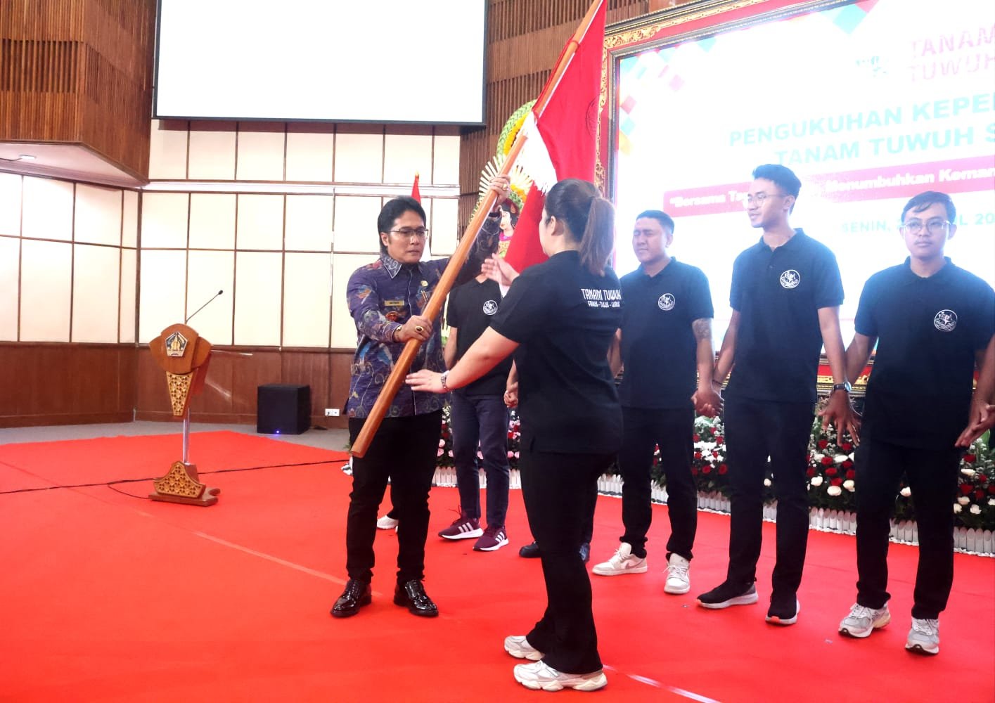 podiumnews.com-Tanam Tuwuh Dikukuhkan, Budi Pekerti Pondasi Bali Adiluhung