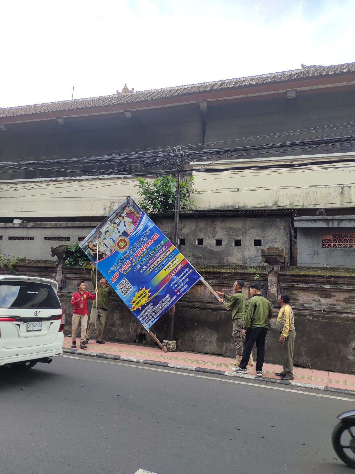 podiumnews.com-Satpol PP Kota Denpasar Berangus Baliho di Beberapa Lokasi