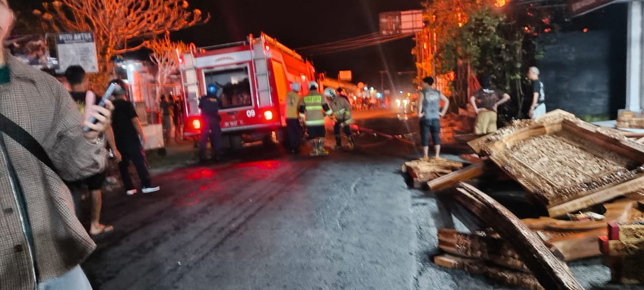 podiumnews.com-Gudang Kayu Terbakar di Mengwi, Kerugian Rp 1 Miliar
