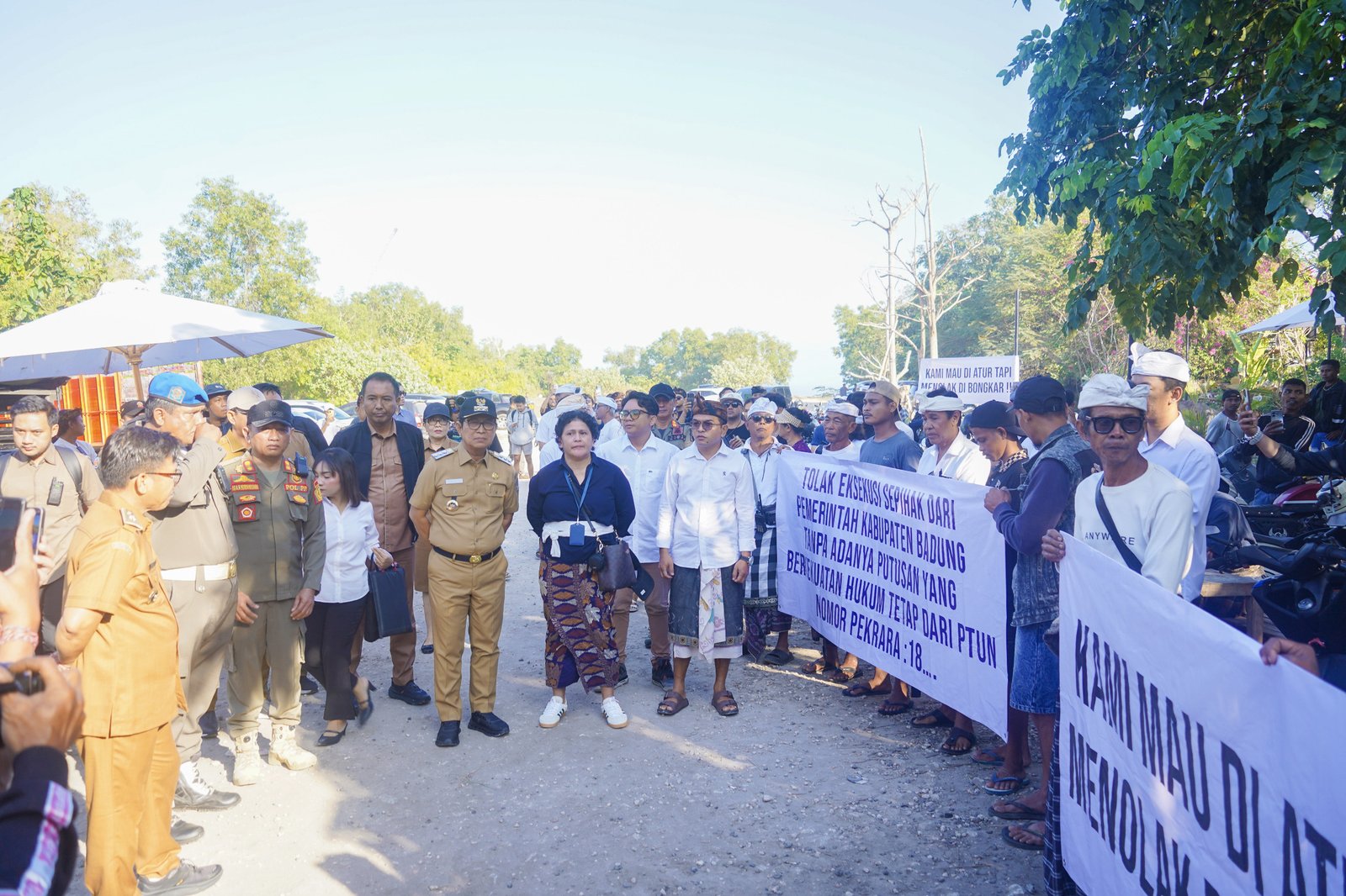 podiumnews.com-Pekerja Terdampak Pembongkaran Bingin, Bupati Janji Dialog Terbuka