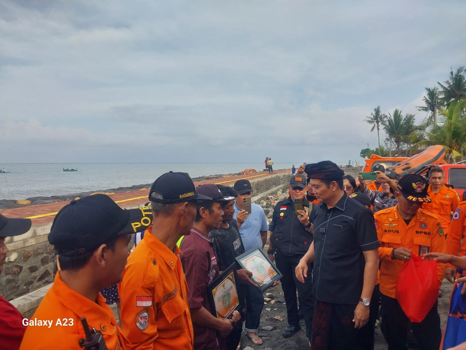 podiumnews.com-Pagi Setelah Penyelamatan: Wajah-Wajah Pahlawan Pabuahan