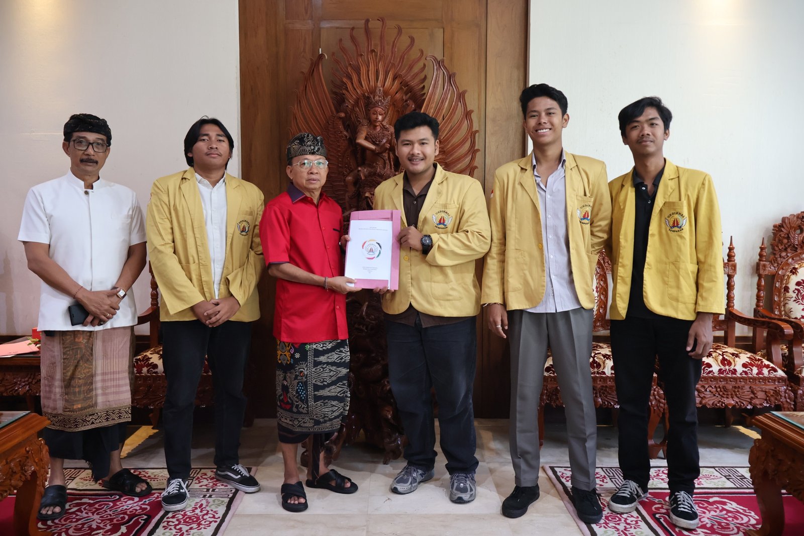 podiumnews.com-BEM Undiknas: Kami Dukung Pak Koster Soal Plastik