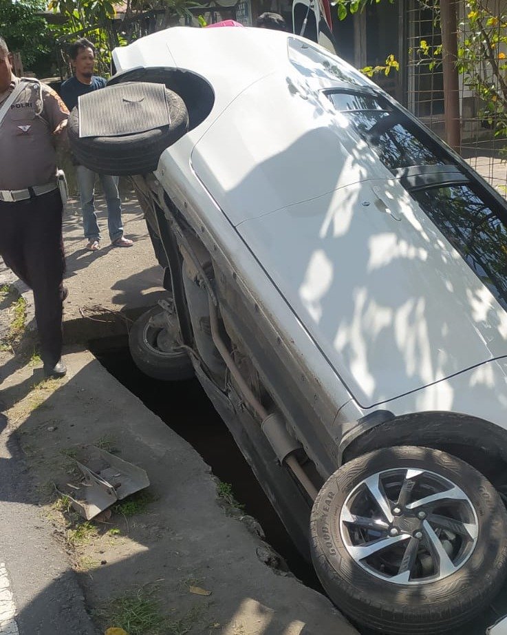 podiumnews.com-Sopir Ngantuk, Mobil Turis Jerman Terguling di Kerobokan