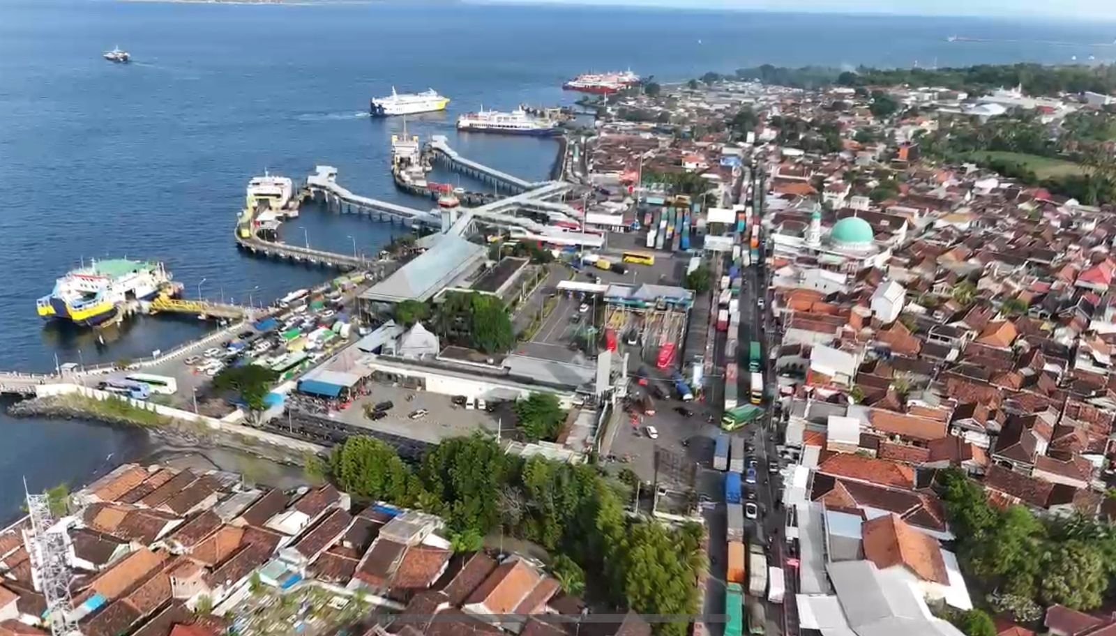 podiumnews.com-Antrean Logistik Mengular, Penyeberangan Ketapang–Gilimanuk Tetap Normal