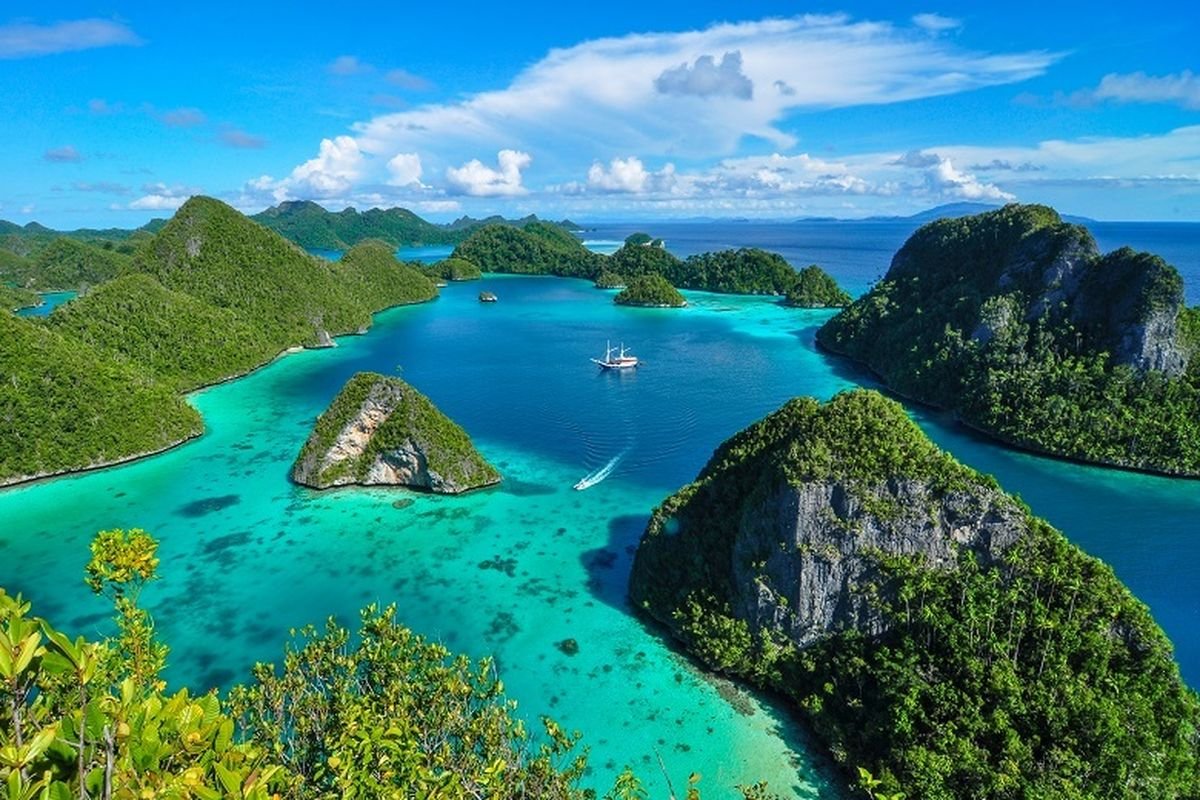 podiumnews.com-Rp2 Triliun dari Tambang Ancam Karang Raja Ampat