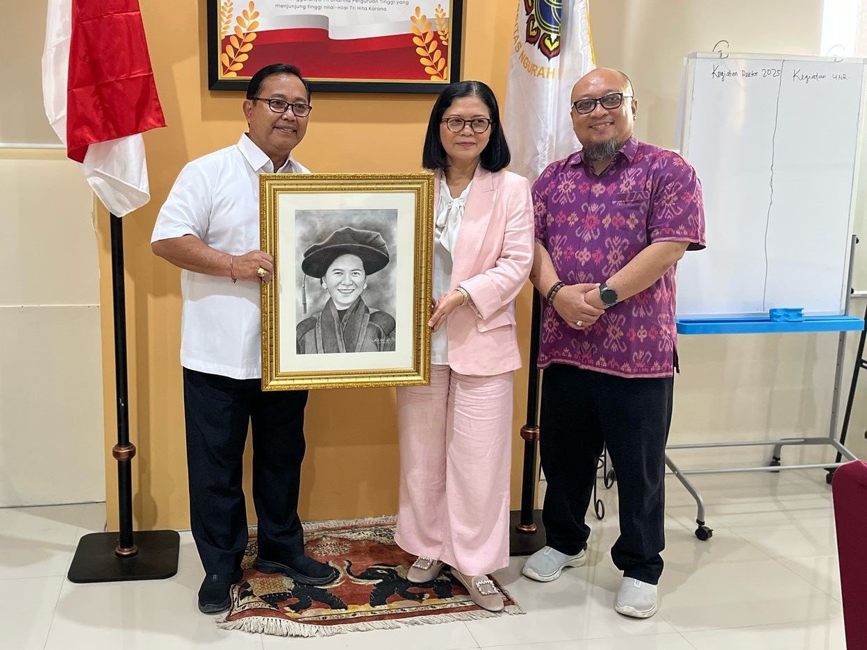 podiumnews.com-Rektor UNR Terima Sketsa Wajah Karya Dokter Sang Pelukis