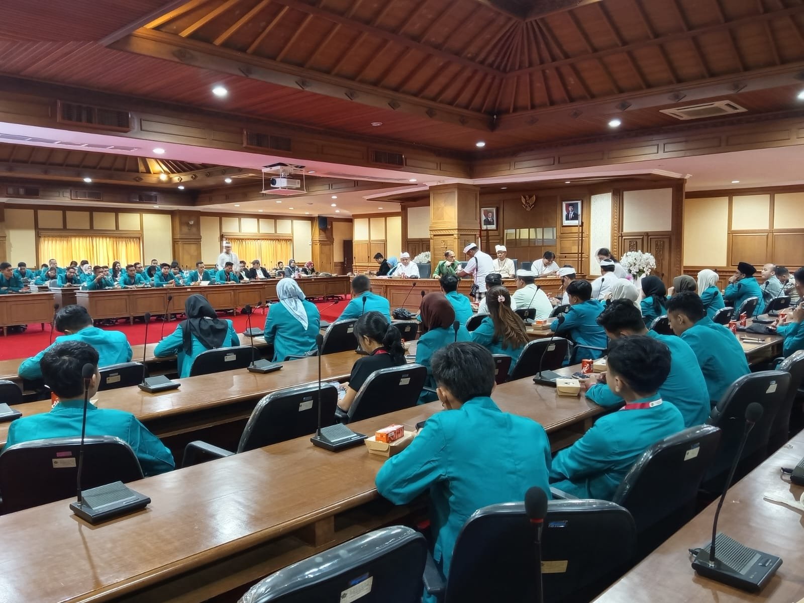 podiumnews.com-Mahasiswa Unwahas Semarang Kunjungi DPRD Badung, Belajar Legislasi