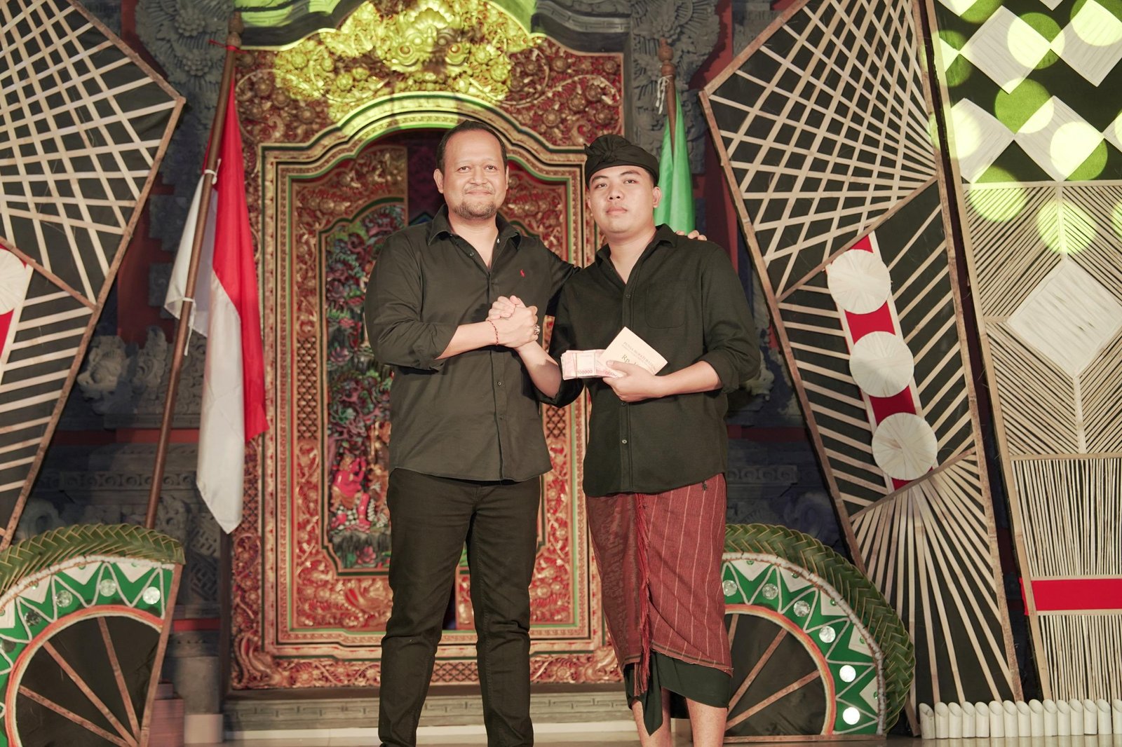 podiumnews.com-Wabup Badung Serahkan Dana untuk Dua STT Mengwi